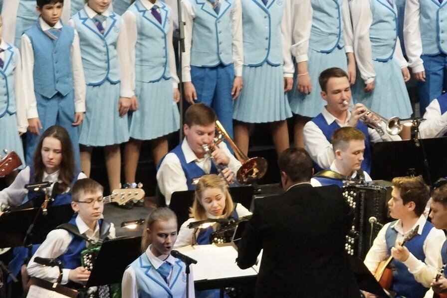 Люди разных возрастов. Дети играющие на музыкальных инструментах. Музыка разных поколений. Люди разных возрастов. Танцы для пенсионеров.