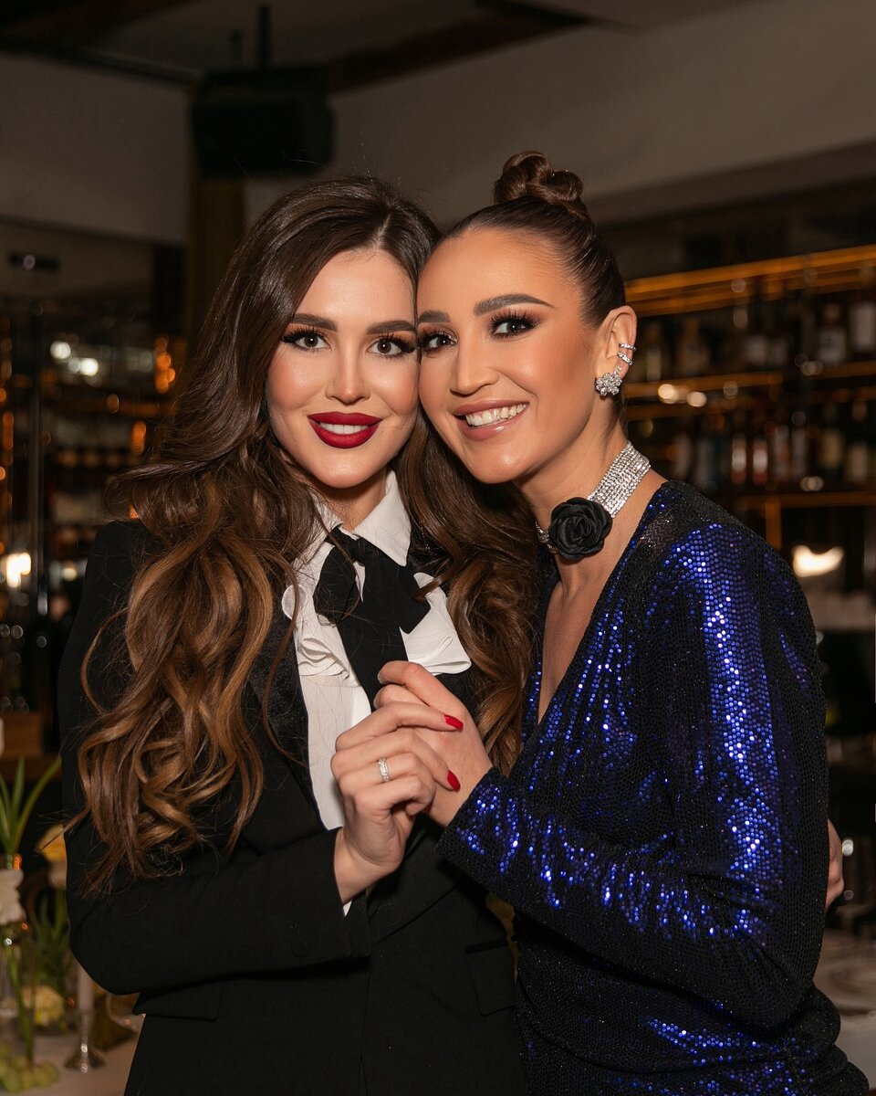 Сестренки. Сестра на две недели. Старшая и младшая сестра. Лучшие подруги обнимаются. Фотобанк лори старшая и младшая сестрички.