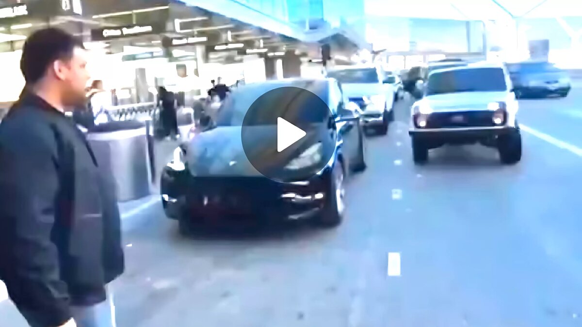     В сети завирусилось видео с внедорожниками «Lada Niva», нарезающими круги вокруг аэропорта Лос-Анжелеса. «Я в Америке или где?» — задается вопросом только что прилетевший пассажир, выходя в город. За рулем тонированных «Нив» — армяне. Как диаспоре удаётся так запросто обживаться в городе-мечте?