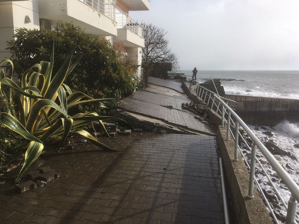 ялта набережный шторм. шторм в ялте зимой. какой шторм сейчас в крыму. какой шторм сейчас в крыму. ялта шторм зима 2010.