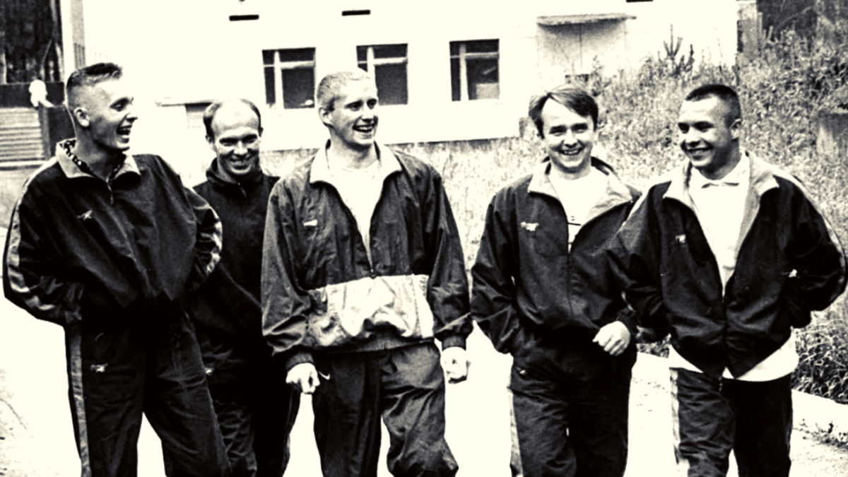 Бизнесмен в 90-е годы. Бизнесмен 90х. Малиновый пиджак versace 1992. Владимир викторович довгань. Малиновый пиджак 90е бригада.