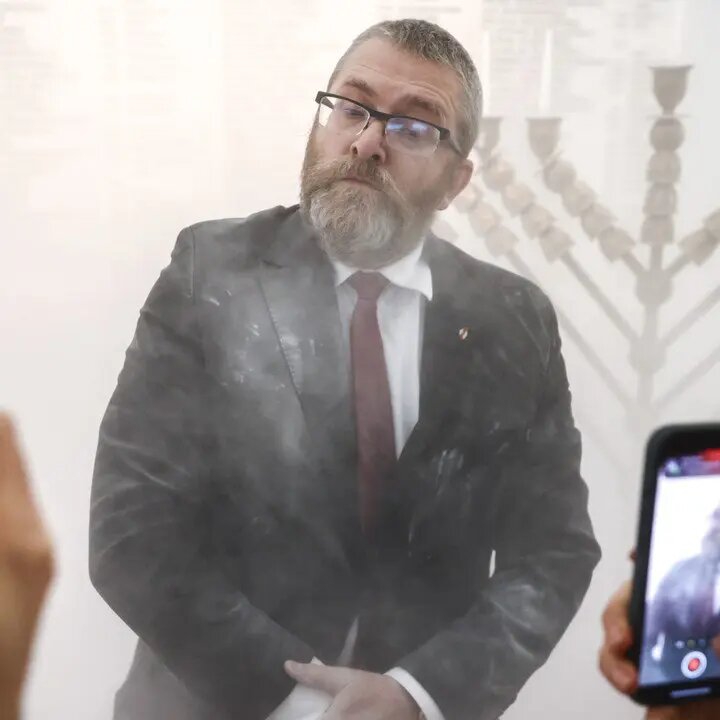 Гжегож Браун на еврейский праздник из огнетушителя залил символику в парламенте