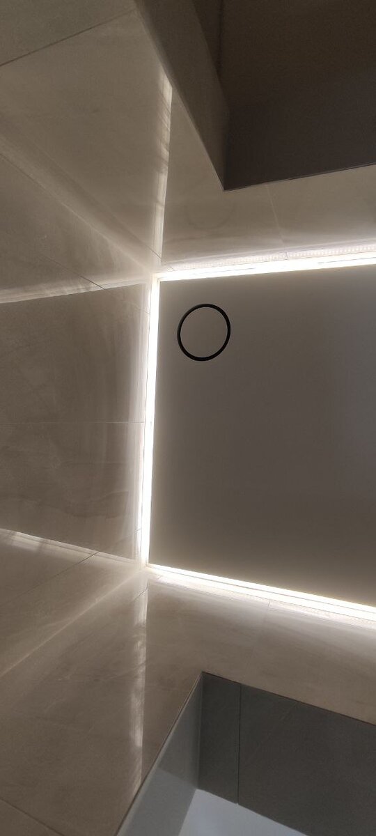 световые линии на потолке. световые полосы на потолке. световые линии на натяжном потолк. световые линии на натяжном монтаж. световые линии на натяжном монтаж.