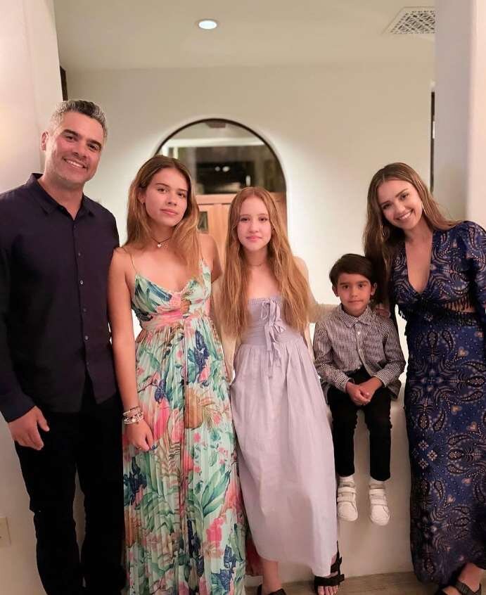 Джессика Альба с мужем и детьми / Фото: Instagram