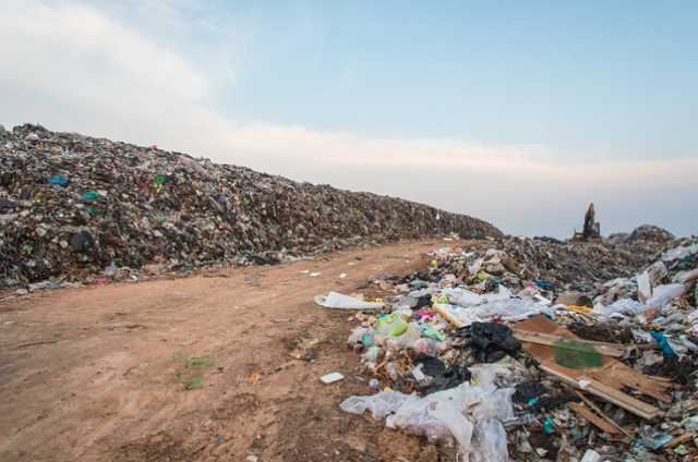 свалка в гатчине новый свет. мусорный полигон гатчина. мусорный полигон гатчина. обвалился полигон в гатчине. новый свет гатчинский район полигон.