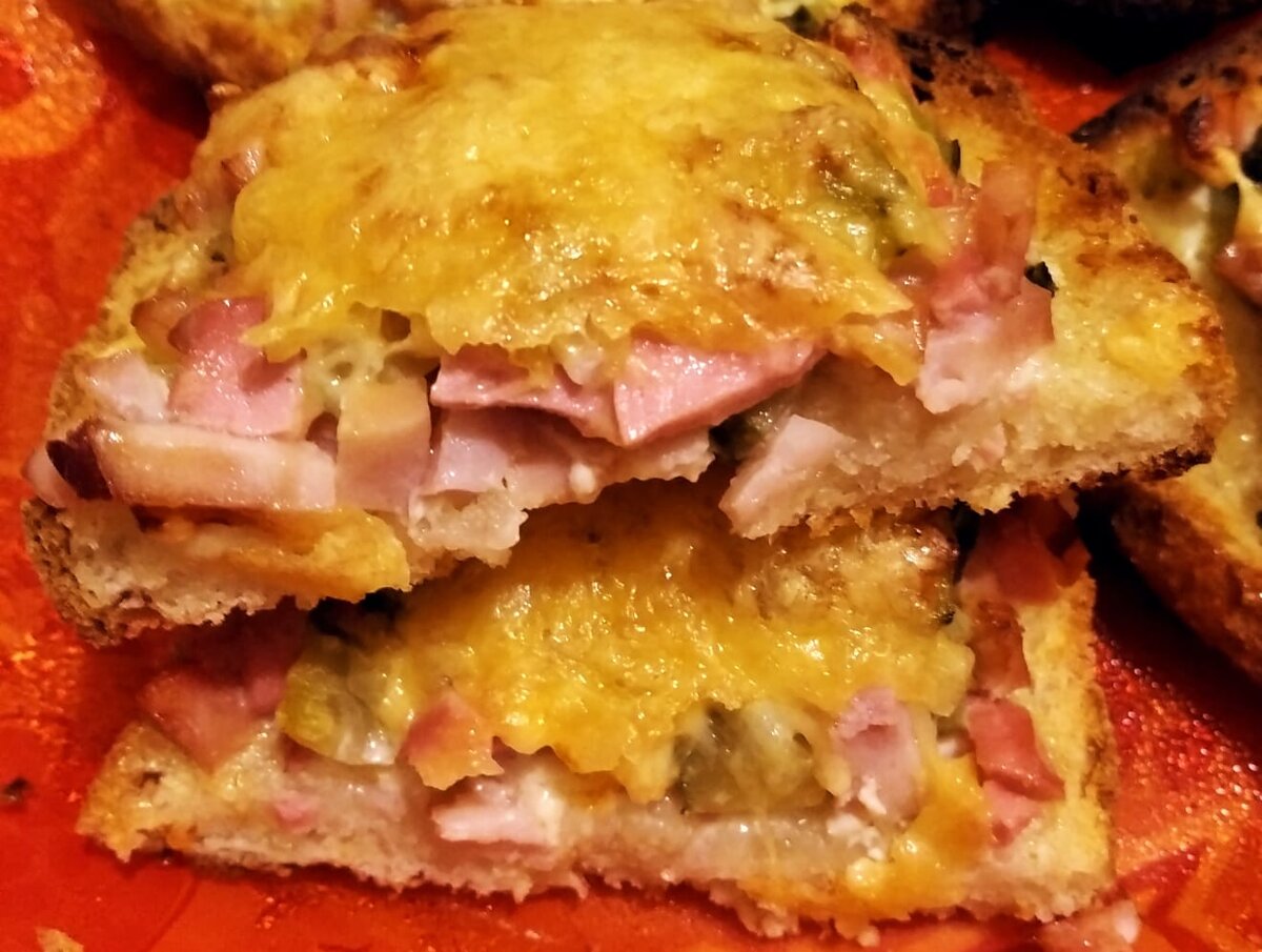 бутерброд с колбасой и сыром в микроволновке. бутерброды с яйцом и сыром. яйцо пашот. бутерброды из микроволновки. горячий бутерброд в микроволновке с колбасой и сыром.