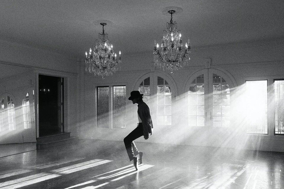    «Майкл», посвященный непростому характеру и судьбе иконы поп-музыки Майкла Джексона, обещает быть резонансным и востребованным у публики кадр из фильма