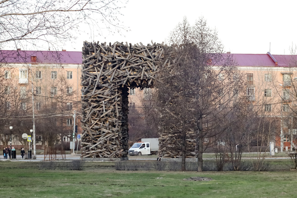 Пермь памятник букве «п» (пермские ворота). Гигантская буква п. Памятник букве п в перми. Памятник букве п в перми. Арт-объект пермские ворота.