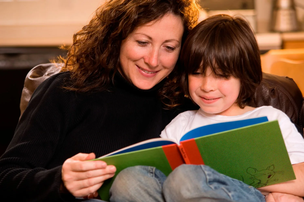 Чтение книг с мамой. Книги о маме для детей. Родители и дети с книгой. Чтение для детей. Родители пятерки