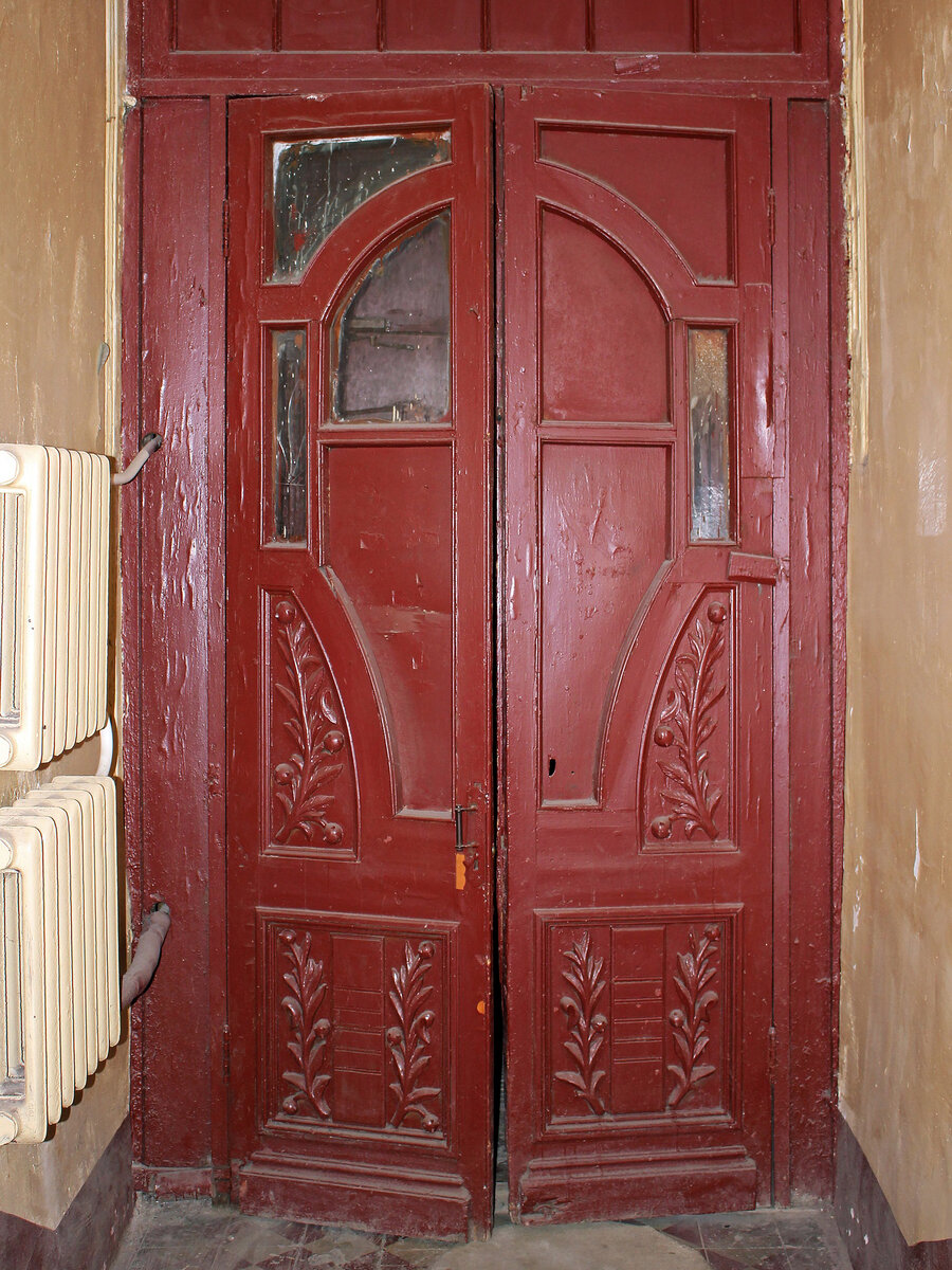 Реконструкция деревянных дверей. Старые деревянные входные двери. Двери под старину. Старая дверь в квартиру. Декор старой двери.