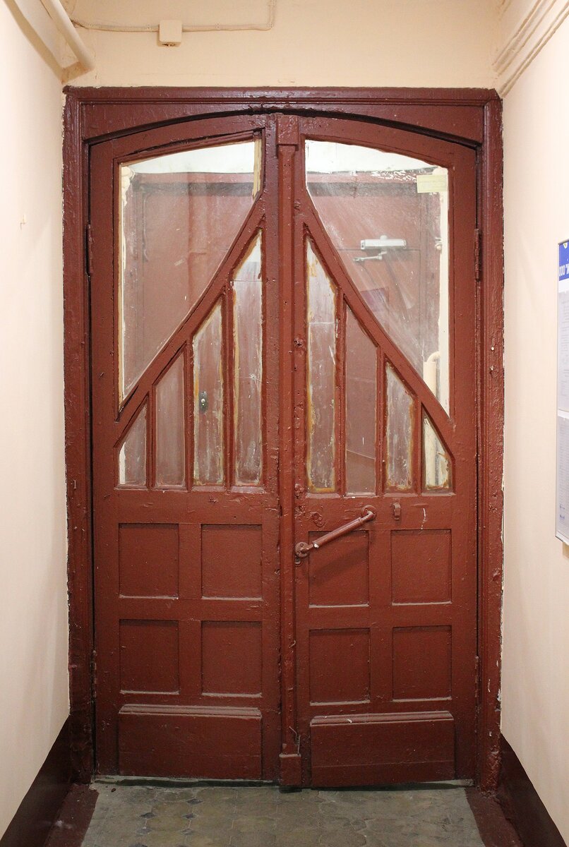 Реконструкция старых дверей. Разноцветные двери. Реставрировать деревянные двери. Перекраска старых дверей. Крашеные двери.
