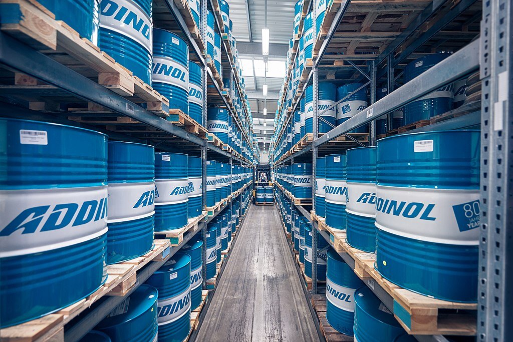 Мировой объём производства смазочных материалов только для автомобилей составляет многие миллионы тонн ежегодно. Изображение: Addinoler, CC BY-SA 4.0, commons.wikimedia.org