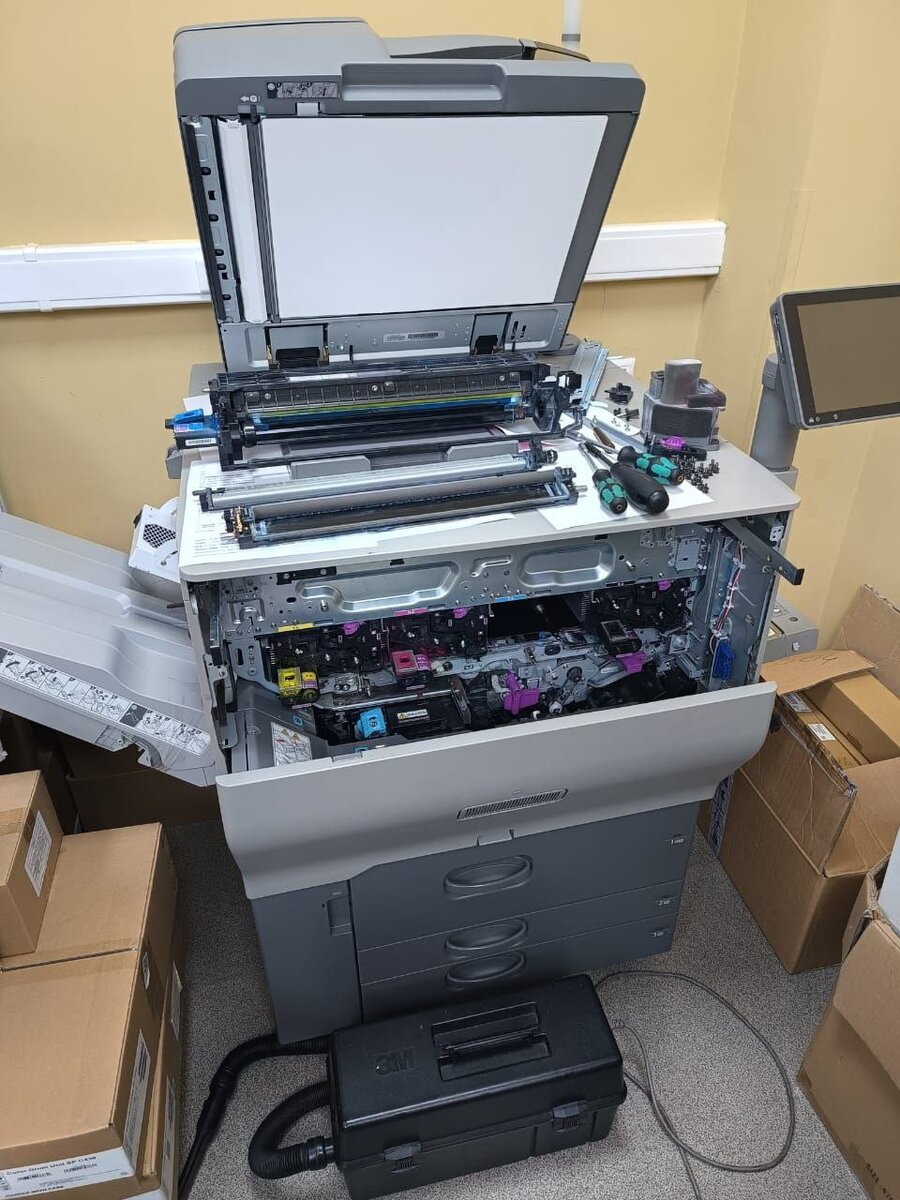 Специалист в компьютерных технологиях. Офисная техника. Сборщик компьютеров. Компьютерный мастер с паяльником. Мастер по ремонту принтеров.