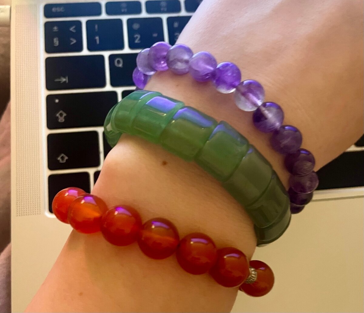 Фиолетовый аметистовый браслет - подарок Васи. Оранжевый сердоликовый - Маша подарила