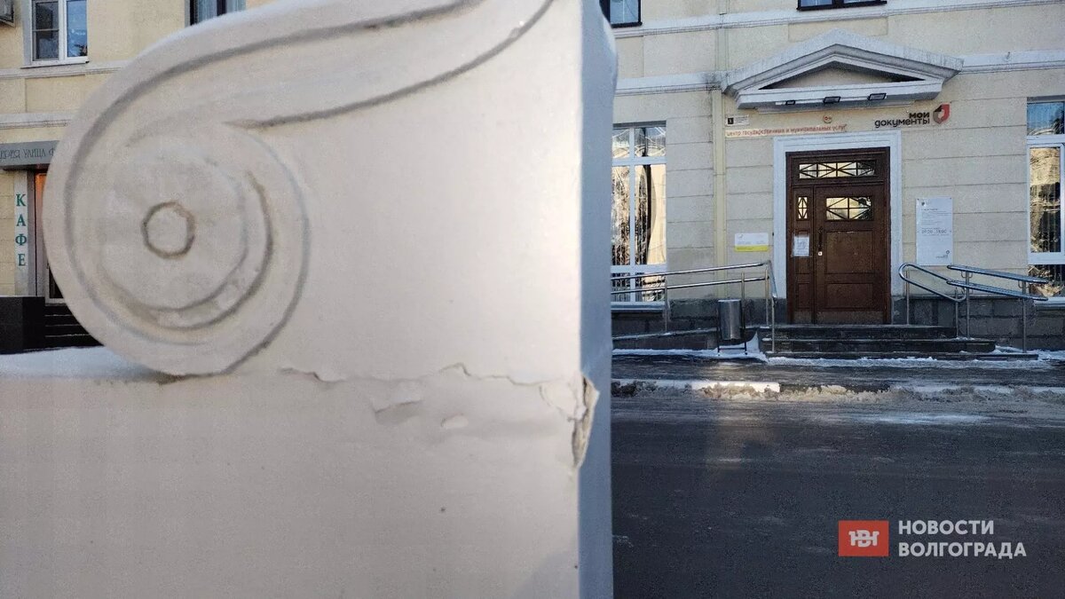     Благоустройство улицы Фонтанной в старой части Волжского продолжает вызвать нарекания у местных жителей. Горожане рассказывают о потрескавшихся колоннах забора вокруг объекта, сообщают «НовостиВолгограда.ру».