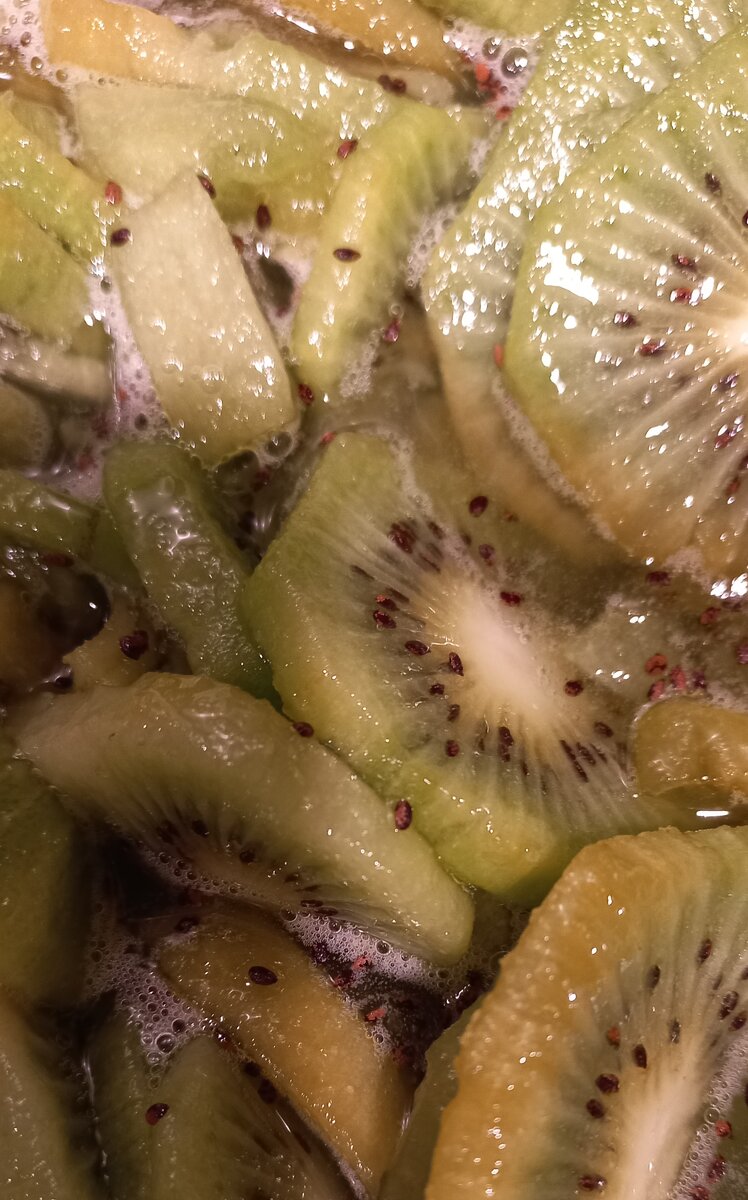 Сока от смеси киви с сахаром получается много