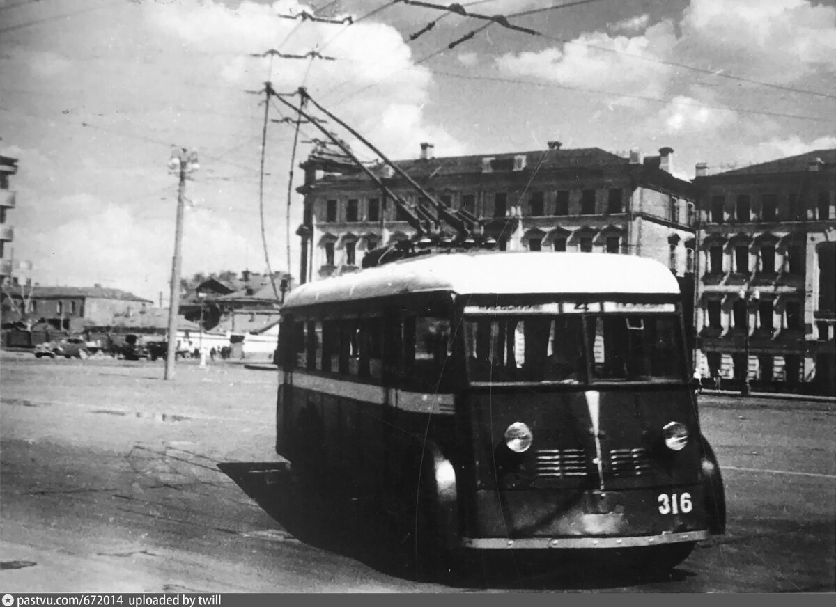 1940 г., г. Москва, площадь у Киевского вокзала, маршрут № 4, троллейбус ЯТБ-1, фото: https://pastvu.com/p/672014