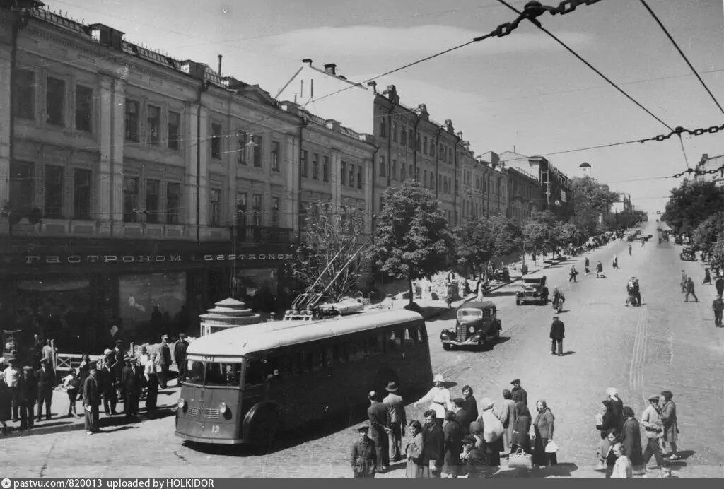 1937 г., г. Киев, ул. Ленина, троллейбус ЯТБ-1, фото: https://pastvu.com/p/820013