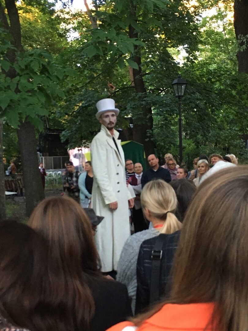 Сцена из спектакля. Если не ошибаюсь, это Фирс.