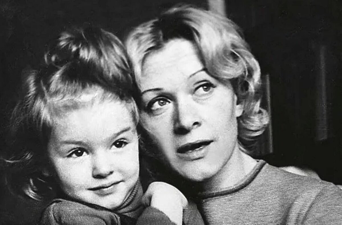 Актриса валентина талызина биография личная жизнь семья Мама пыталась закрыть ее глаза и отвернуть лицо, чтобы она не видела исковерканн