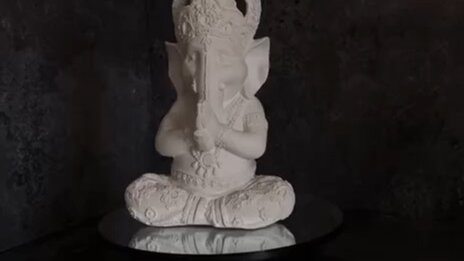 Божество в индии пьет молоко. Статуи богов индии пьют молоко. Статуя ганеши пьет молоко. Мурти. Статуя ганеши из дерева.