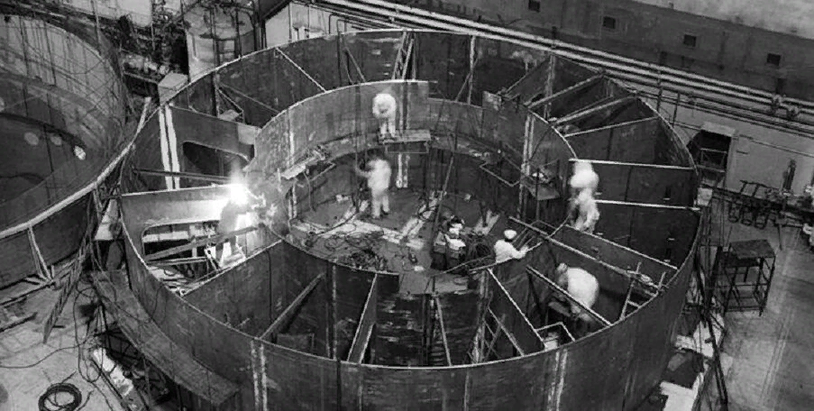 Атомная электростанция мощностью в 5 мвт 1954. Обнинская АЭС 1954. Обнинская АЭС реактор 1954. Атомная электростанция в Обнинске 1954. Первая в мире атомная электростанция в Обнинске 1954.