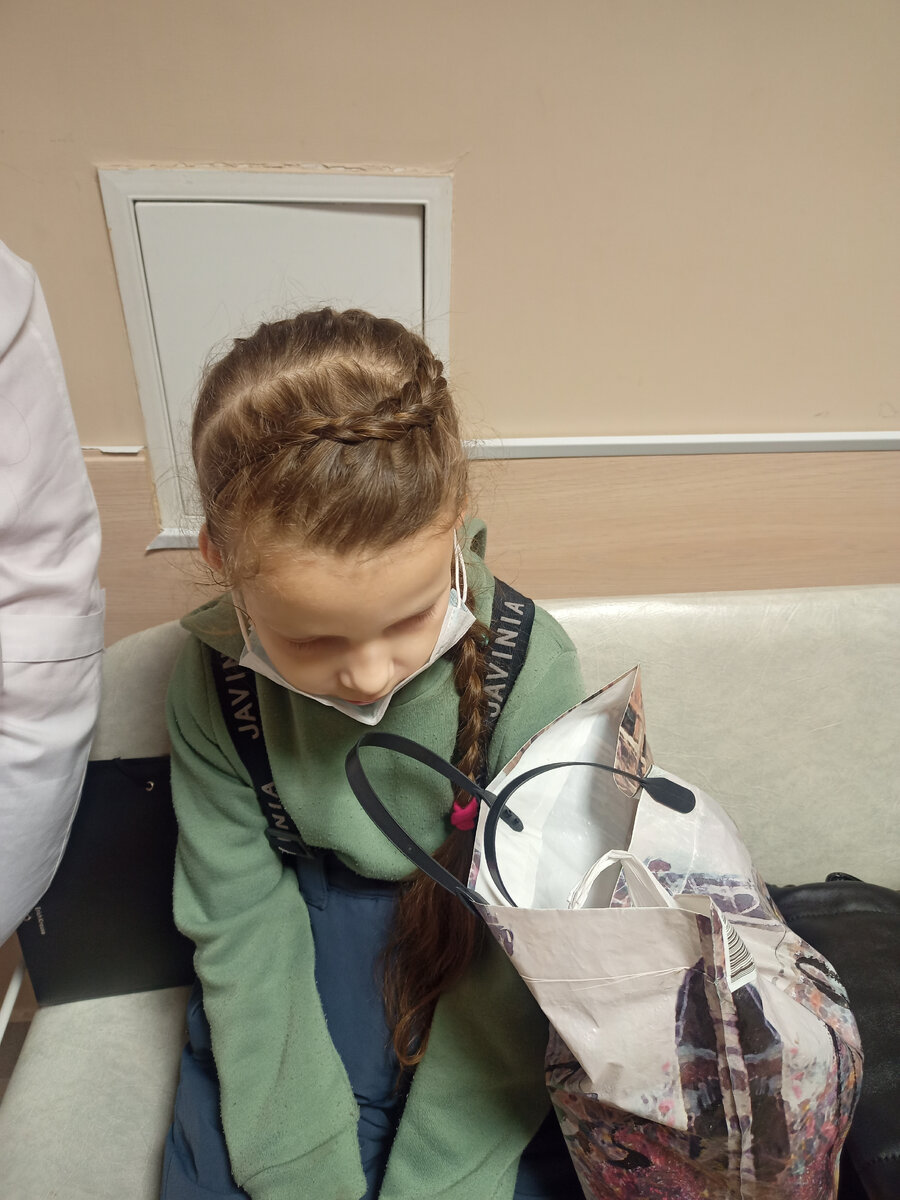 В очереди на обследование, народу много...