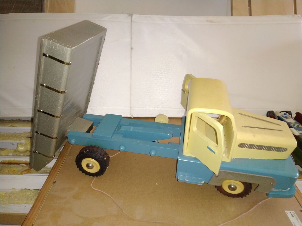 Грузовой автомобиль производства ГДР. Фото из открытых источников. Листаем галерею -->>