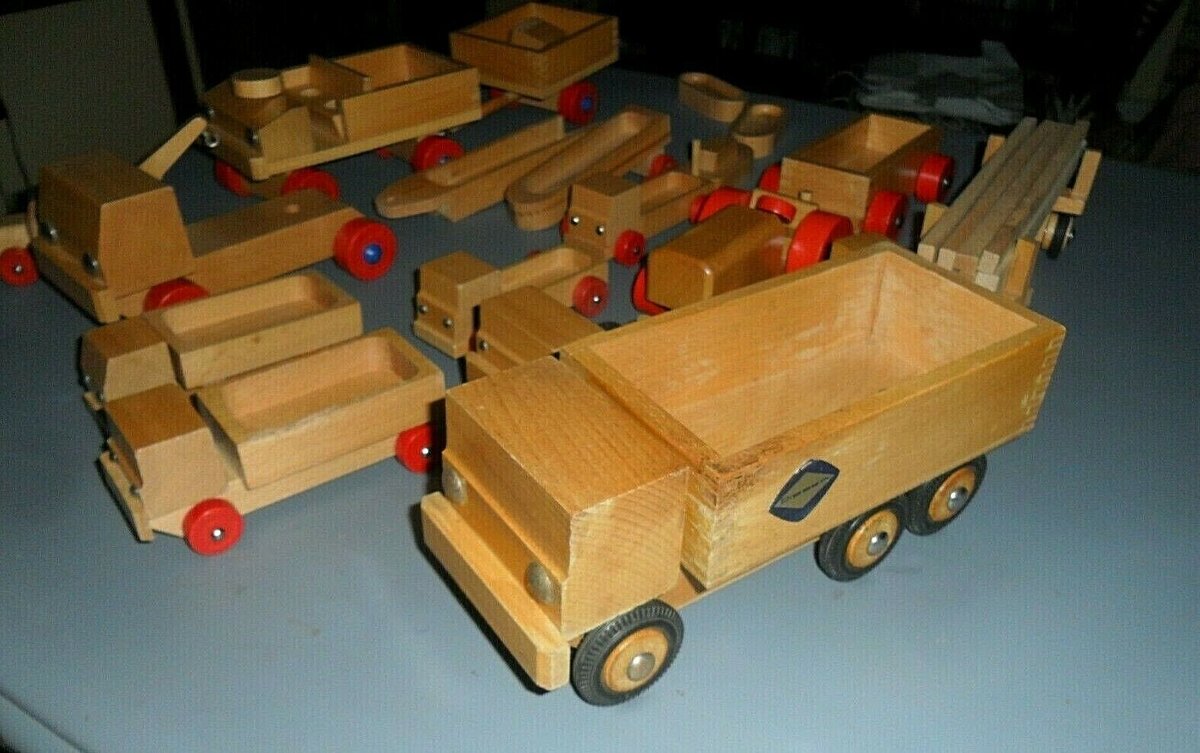 Деревянные игрушки 0+. Старинные игрушки из дерева. Какого дерева делали игрушки. Деревянные изделия для детей. Игрушки из дерева для детей.