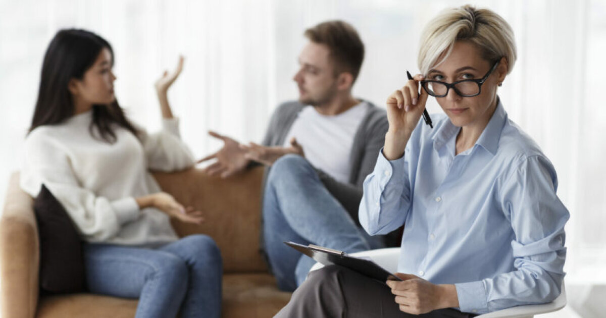 Беседа с психологом. Консультация психолога. Психолог и родители. Семья у психолога. Психолог по семейным вопросам.