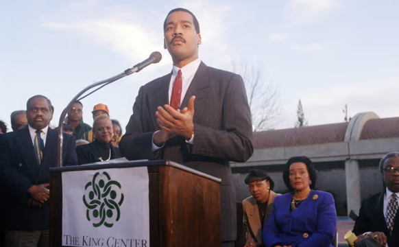 Декстер Скотт Кинг выступает в Атланте, штат Джорджия, 28 декабря 1994 года.