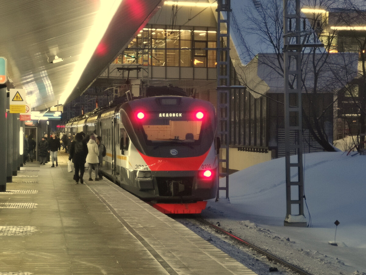 Электропоезд ЭП2Д-0235 на МЦД Щукинская на МЦД2 следует до МЦД Стрешнево - не верьте указателю, он обманывает.