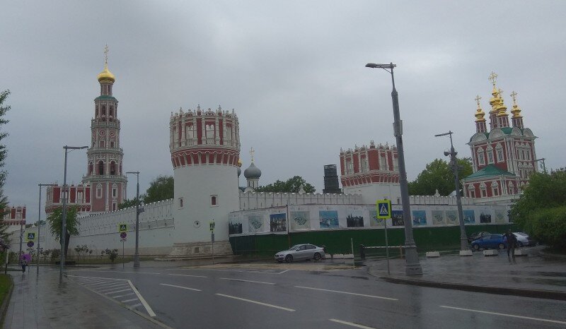 Не повезло с погодой. Вид на угловую Никольскую башню.