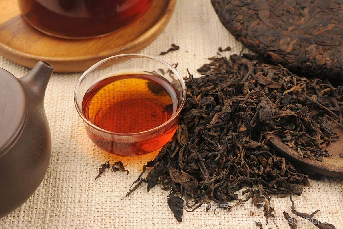 Как правильно заварить прессованный чай. Чай черный пуэр Шу. Шу пуэр темный чай. Черный чай заварка. Чай пуэр заварка.