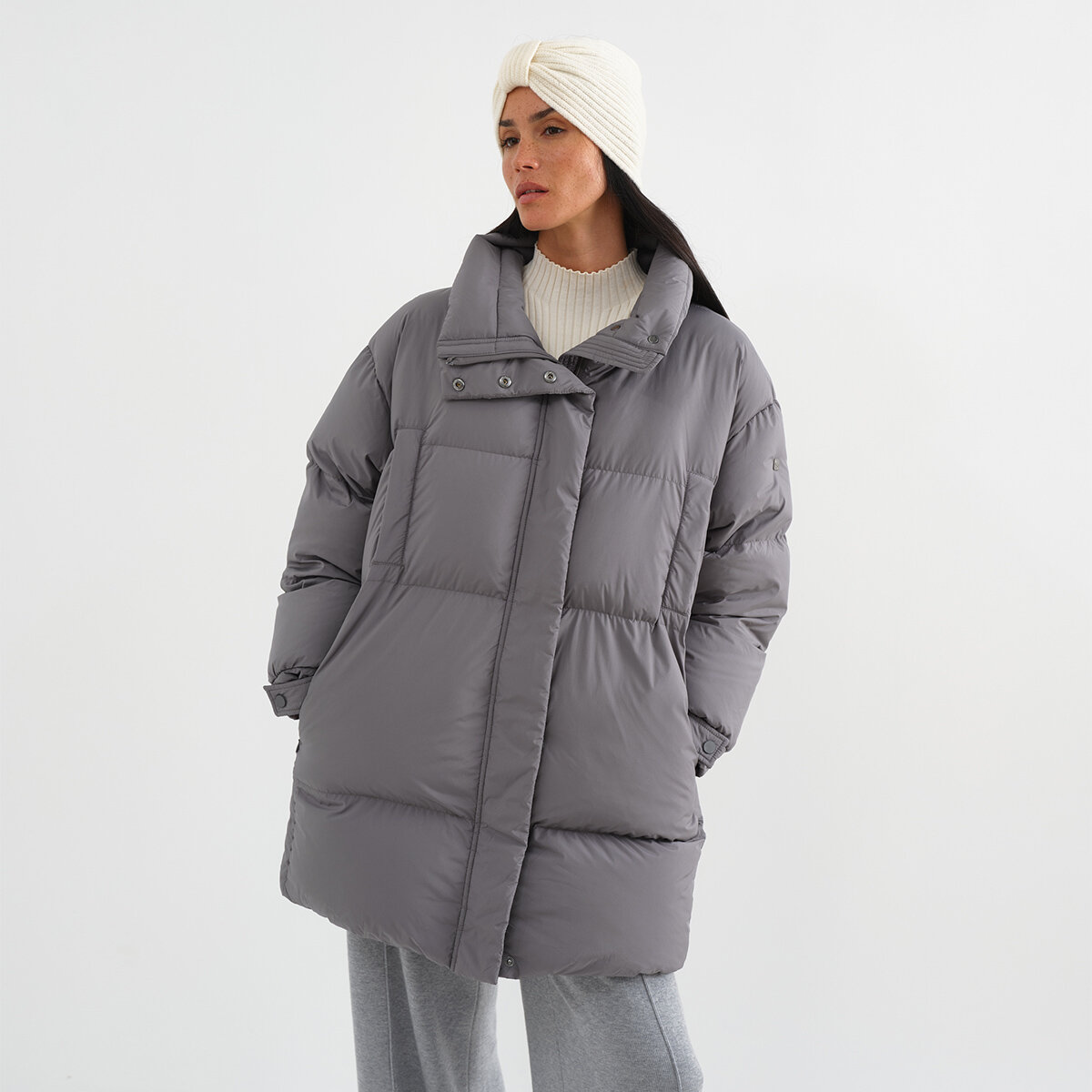 Новая шапка сонник. Снимает шапку. Красивые девушки в зимней одежде. Подушка для сна на рабочем месте. Снится надевать шапку.