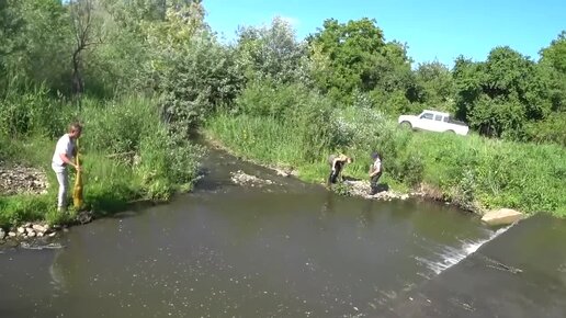 Ловим рыбу руками под огромной кручей, рыбалка кастинговой сетью