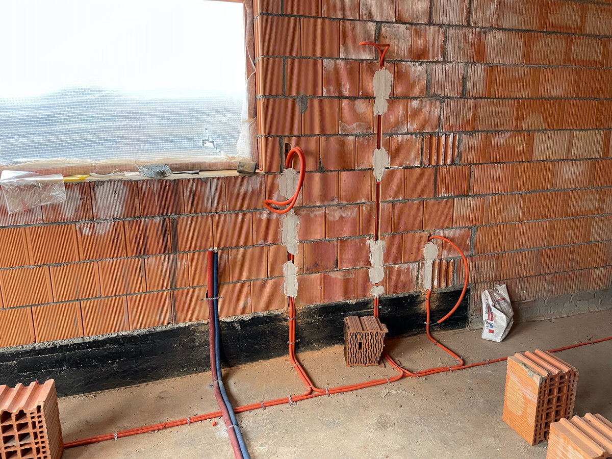 Подъем кабеля на стены