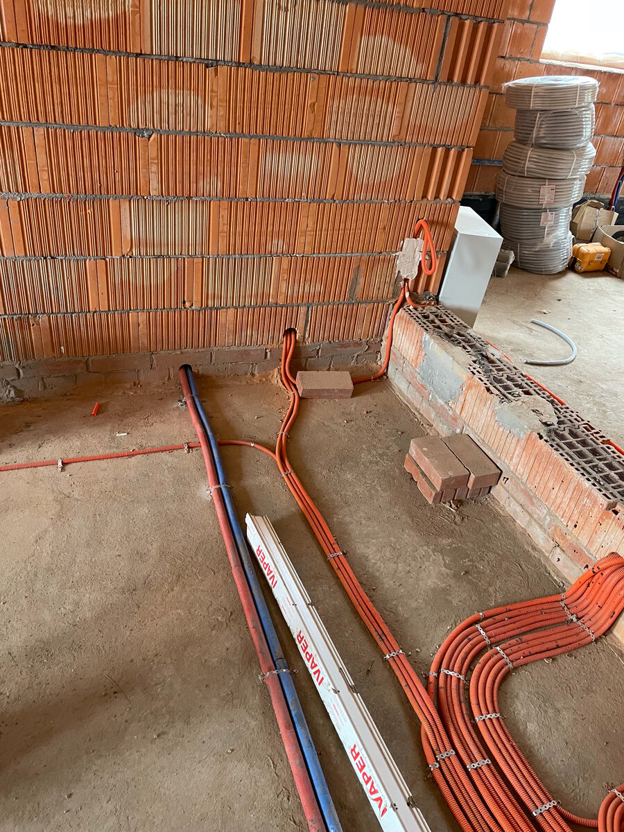 Монтаж кабелей по полу