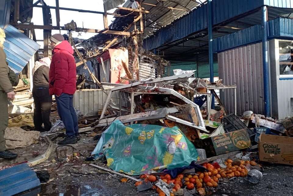 Последствия обстрела рынка в Донецке