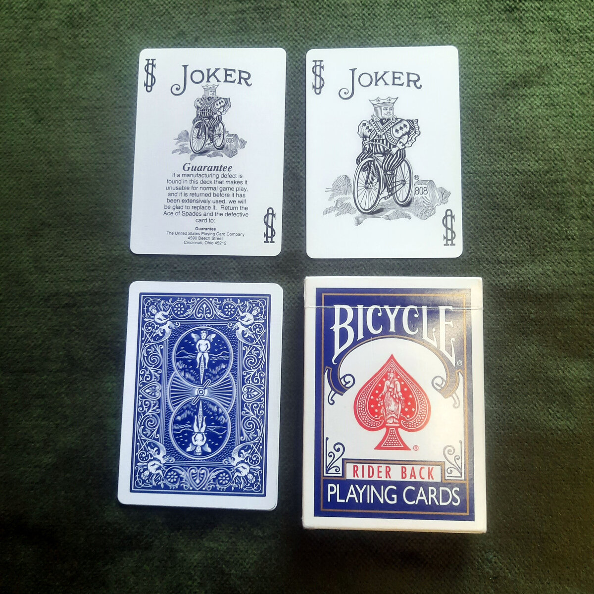 Два джокера (один гарантийный), рубашка и коробка.