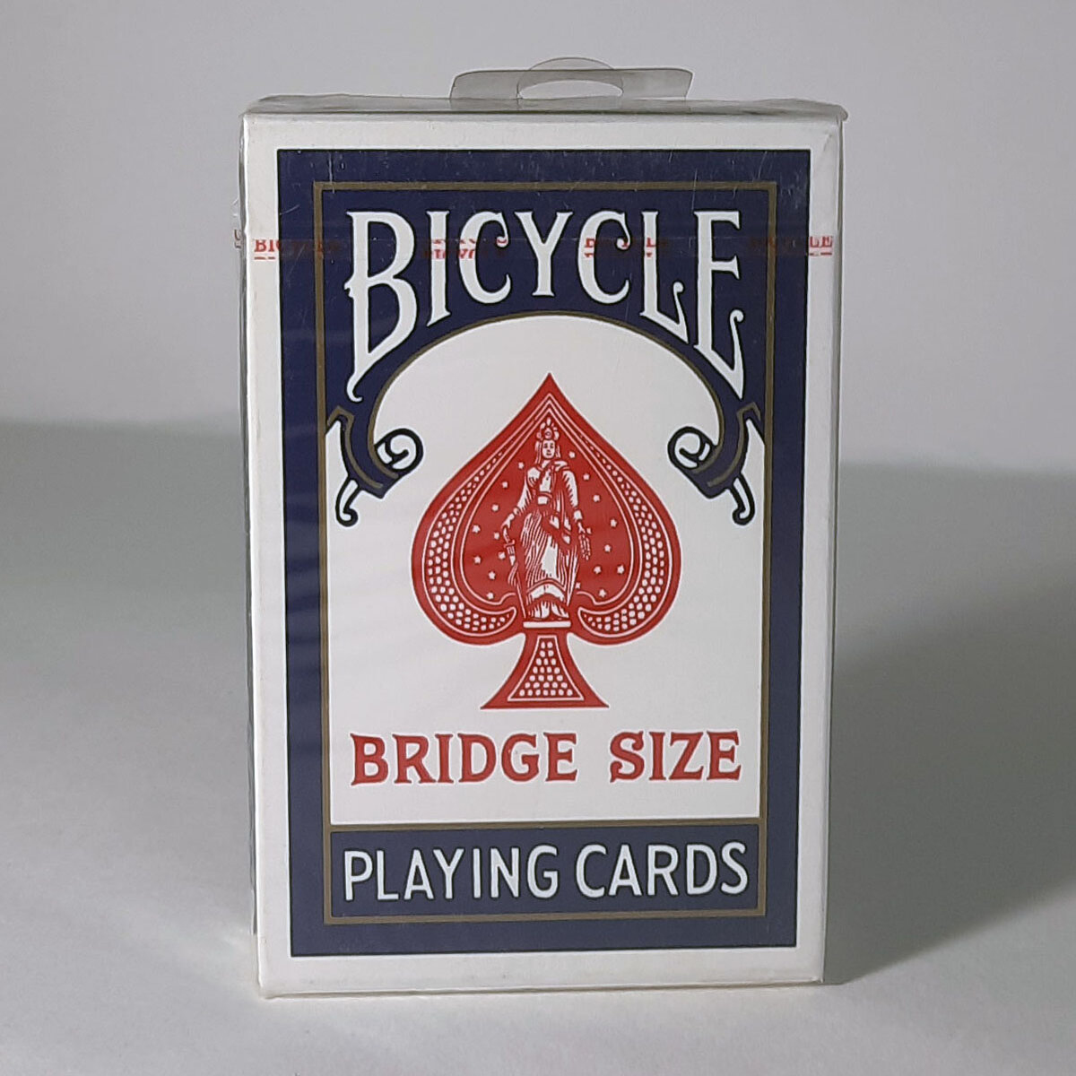 Колода от USPCC с бриджевым размером и инормацией об этом на лице коробки