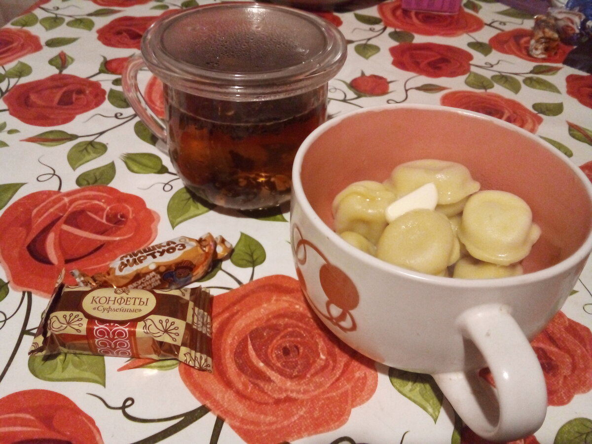 Творог с черной смородиной. Творог с джемом. Сырники с ягодным соусом. Сырники со сметаной и вареньем. Сырники с вареньем.