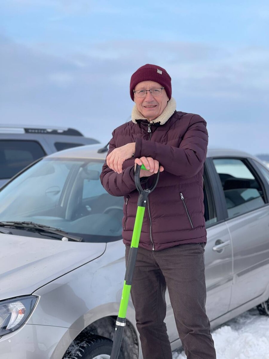 Субботин с лопатой.