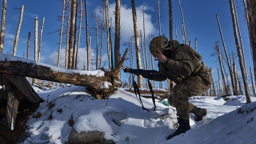     Украинский военный в районе Серебрянского лесничества. Январь 2024 года Gettyimages.ru Kostiantyn Liberov / Libkos