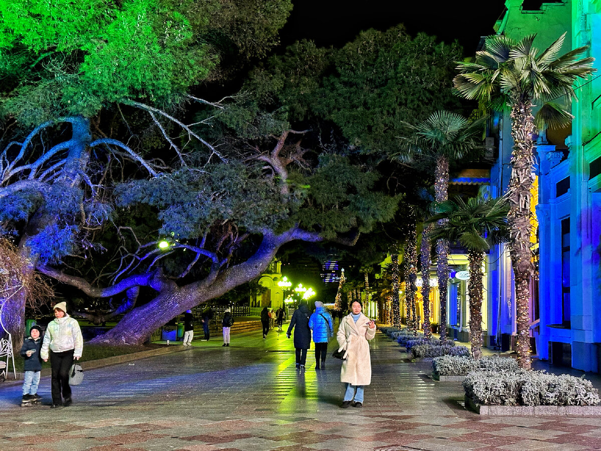 Ялта набережная люди. Вечерняя ялта. Ялтинский вечер. Набережная имени ленина ялта. Ялта вечерняя набережная.