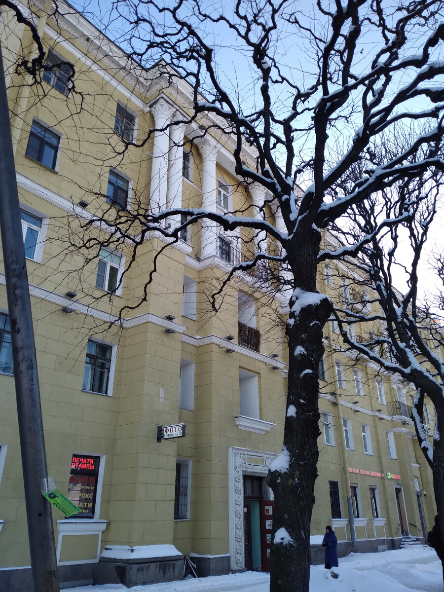 Площадь Ленина, д. 3. Дом полярника. Построен для видных полярных исследователей и их семей, на месте полностью снесенного дома, сильно пострадавшего в годы войны. Строительство начали сразу после войны, дом всегда был жилой и никогда не перестраивался.