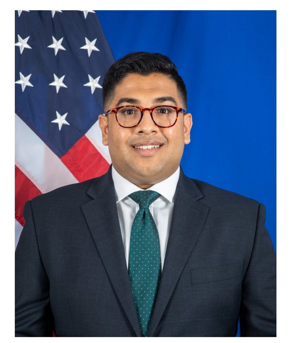 Ведант Патель является первым заместителем пресс-секретаря Государственного департамента США. Ранее он работал помощником пресс-секретаря и пресс-секретарем президента Байдена в Белом доме. До этого он был представителем президентского инаугурационного комитета и переходного периода Байдена-Харриса. Патель также занимал должности в сфере коммуникаций в кампании Байдена как на первичных, так и на всеобщих выборах. Ранее Патель работал директором по связям с общественностью конгрессмена Прамилы Джаяпал и директором по связям с общественностью конгрессмена Майка Хонды. Патель является выпускником Калифорнийского университета в Риверсайде и получила степень MBA в Университете Флориды. Он родом из Сан-Хосе, Калифорния.