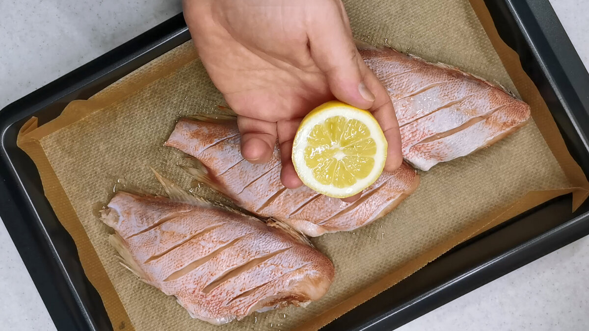 Сибас дорадо на гриле. Морской окунь в духовке. Как приготовить морскую рыбу в духовке. Окунь морской. Дорадо рыба жареная.