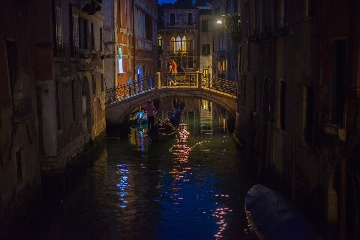 Венеция италия ночью. Ночь в венеции александринский. Венеция гондолы мост. Венецианская ночь платья. Ночь в венеции александринский.
