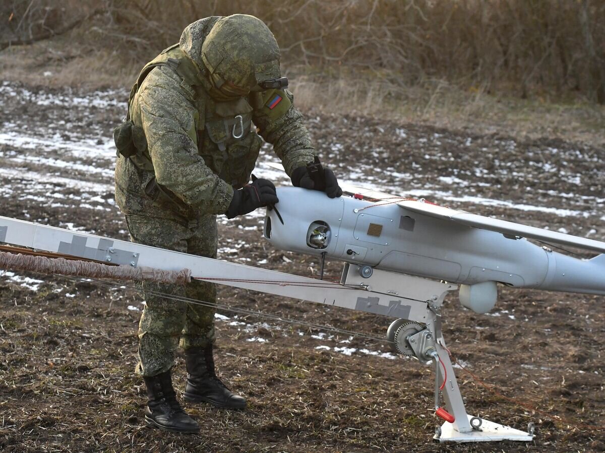    Военнослужащий ВС РФ подготавливает к работе беспилотный летательный аппарат "Орлан-10У" в южном секторе СВО© РИА Новости